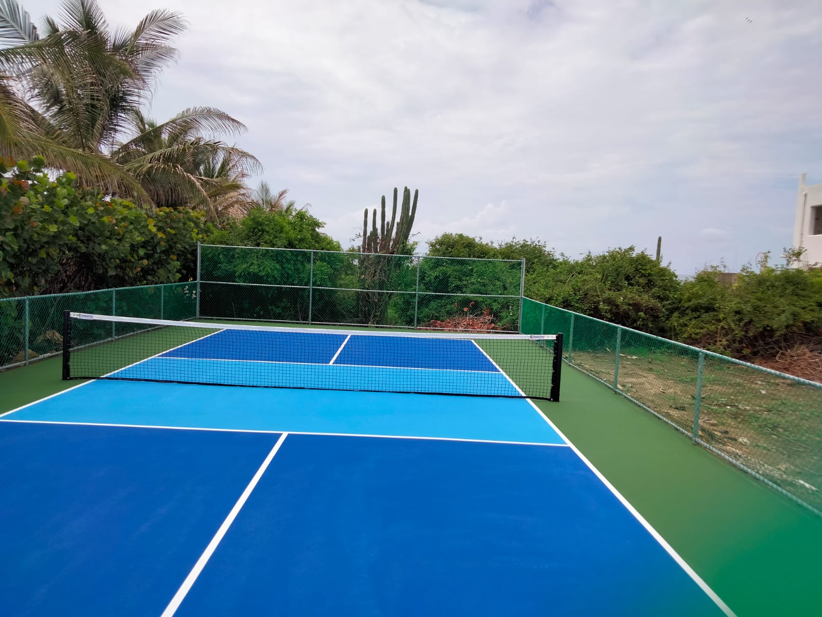 Cancha de pickleball premium con vista al mar construida por CanchasdePickleball.mx