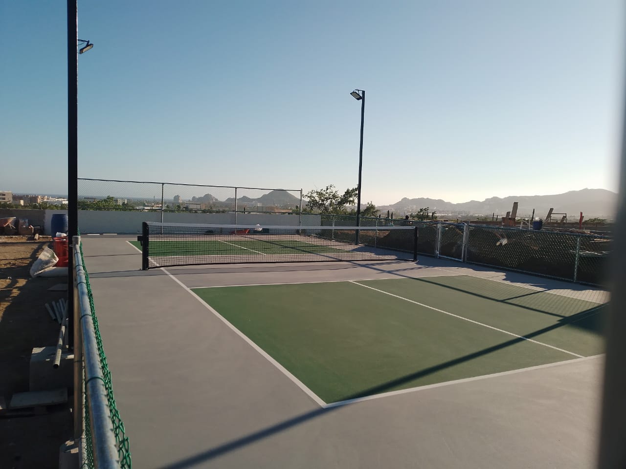 Complejo de canchas de pickleball construidas en Los Cabos por CanchasdePickleball.mx con iluminación LED de alto desempeño